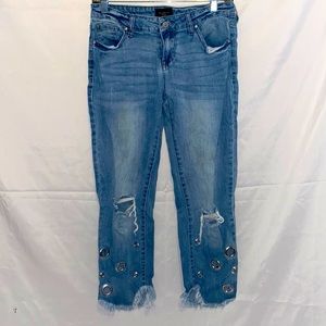 Adorable silver ring detailed jeans!